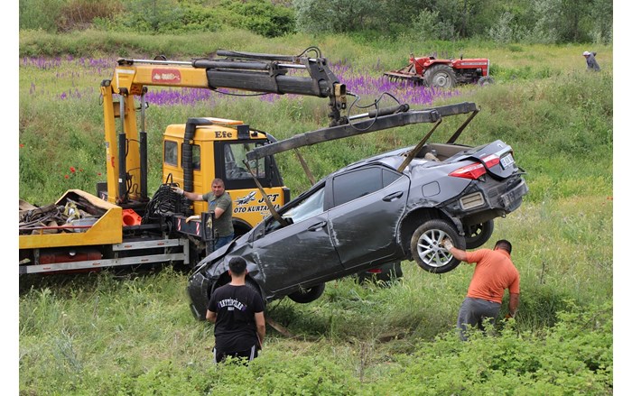 Önündeki araca çarparak şarampole uçtu