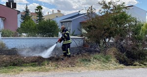 Otluk alanda çıkan yangın evlere sıçramadan kontrol altına alındı