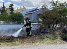 Otluk alanda çıkan yangın evlere sıçramadan kontrol altına alındı