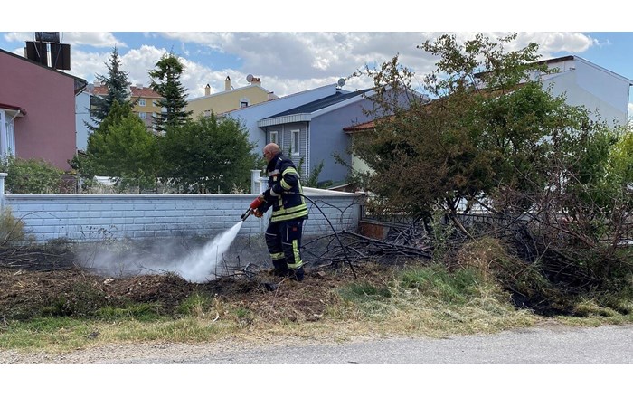 Otluk alanda çıkan yangın evlere sıçramadan kontrol altına alındı