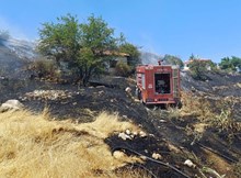 Otluk alanda yangın, evlere sıçramasını itfaiye önledi