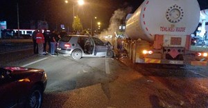 Otomobil, akaryakıt tankeriyle çarpıştı: 1 ölü