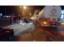 Otomobil, akaryakıt tankeriyle çarpıştı: 1 ölü