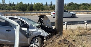 Otomobil bariyerlere çarptı: 1 yaralı