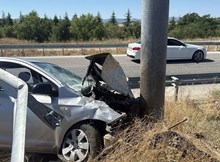 Otomobil bariyerlere çarptı: 1 yaralı