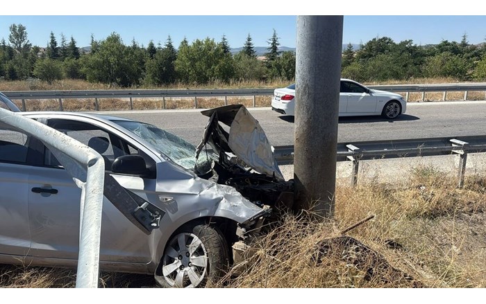 Otomobil bariyerlere çarptı: 1 yaralı