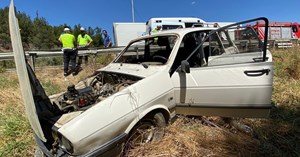 Otomobil bariyerlere çarptı: 2 yaralı