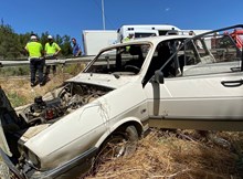 Otomobil bariyerlere çarptı: 2 yaralı