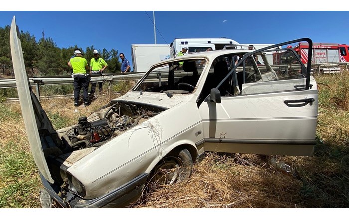 Otomobil bariyerlere çarptı: 2 yaralı