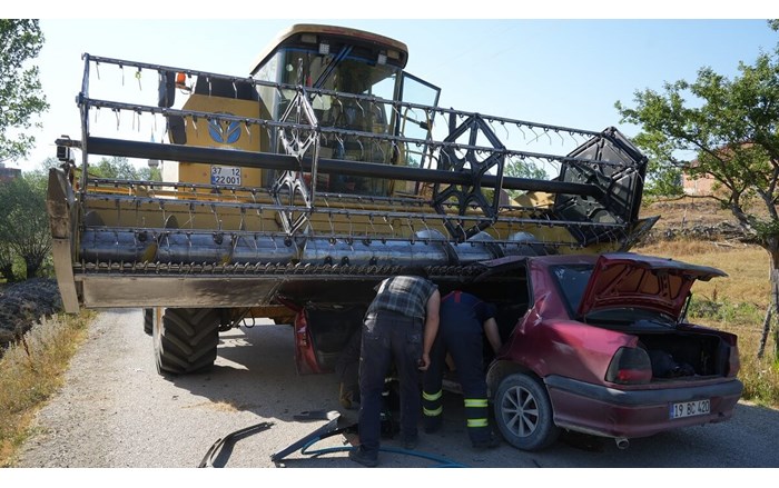 Otomobil biçerdöverin altında kaldı: 1 ölü