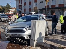 Otomobil elektrik panosuna çarptı
