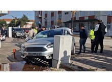 Otomobil elektrik panosuna çarptı