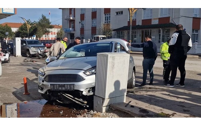 Otomobil elektrik panosuna çarptı