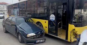 Otomobil ile belediye otobüsü çarpıştı: 2 yaralı