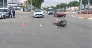 Otomobil ile çarpışan elektrikli motosiklet sürücüsü ağır yaralandı
