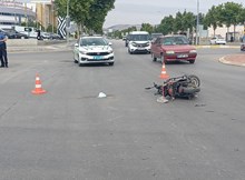 Otomobil ile çarpışan elektrikli motosiklet sürücüsü ağır yaralandı