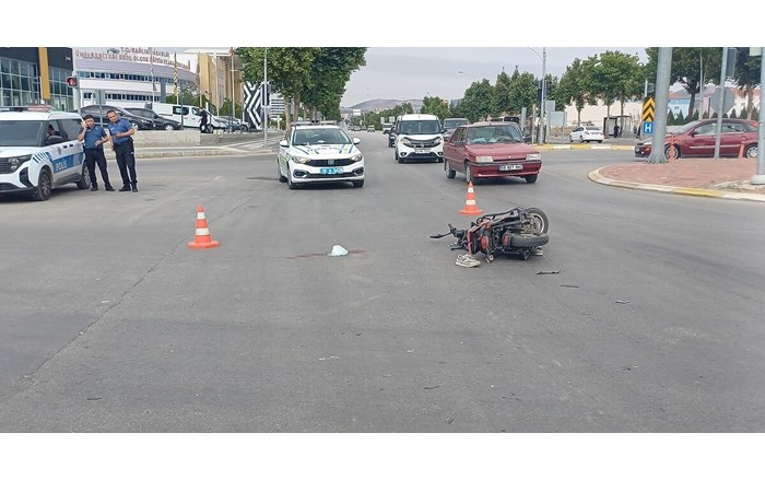 Otomobil ile çarpışan elektrikli motosiklet sürücüsü ağır yaralandı