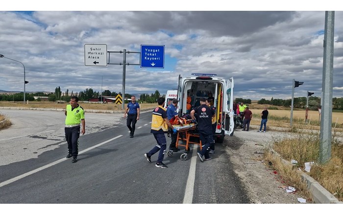 Otomobil ile motosiklet çarpıştı: 2 yaralı