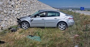 Otomobil istinat duvarına çarptı: 2 yaralı