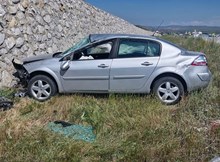 Otomobil istinat duvarına çarptı: 2 yaralı