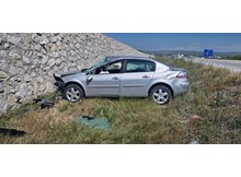 Otomobil istinat duvarına çarptı: 2 yaralı