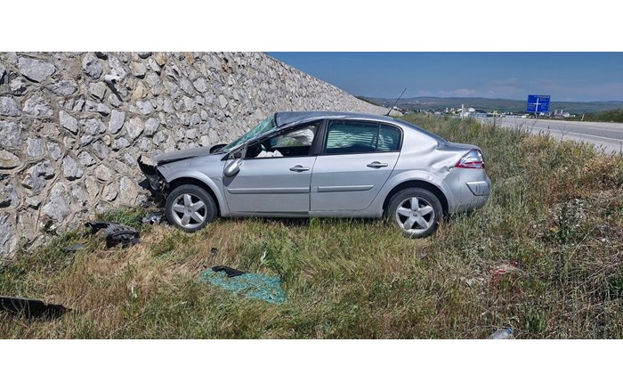 Otomobil istinat duvarına çarptı: 2 yaralı