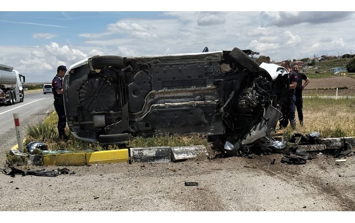 Otomobil şarampole devrildi: 2 yaralı