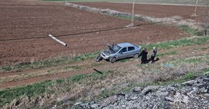 Otomobil şarampole yuvarlandı