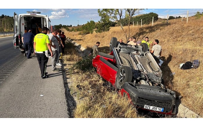 Otomobil takla attı: 2 kişi yaralandı