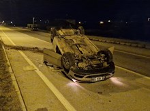 Otomobil ters döndü