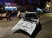 Otomobil, yaya geçidinde duran araca çarptı: 2 yaralı