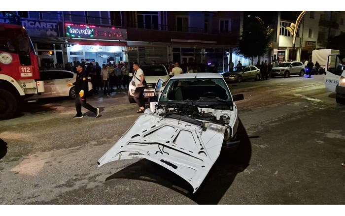 Otomobil, yaya geçidinde duran araca çarptı: 2 yaralı