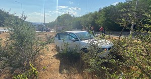 Otomobil yol kenarındaki bordür taşlara çarptı: 2 yaralı