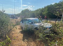 Otomobil yol kenarındaki bordür taşlara çarptı: 2 yaralı