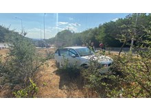 Otomobil yol kenarındaki bordür taşlara çarptı: 2 yaralı