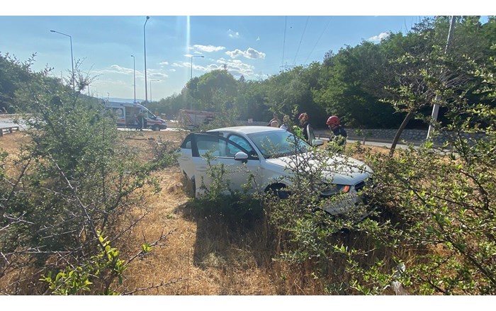 Otomobil yol kenarındaki bordür taşlara çarptı: 2 yaralı