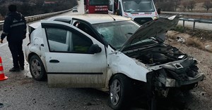 Otomobiliyle demir bariyerlere çarptı: 2 yaralı