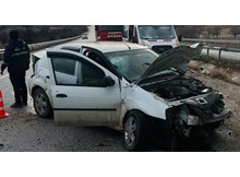 Otomobiliyle demir bariyerlere çarptı: 2 yaralı