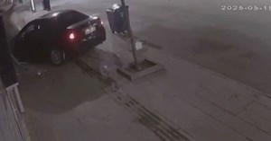 Otomobiliyle iş yerine çarpan sürücü kaçtı