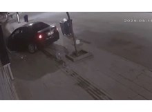 Otomobiliyle iş yerine çarpan sürücü kaçtı