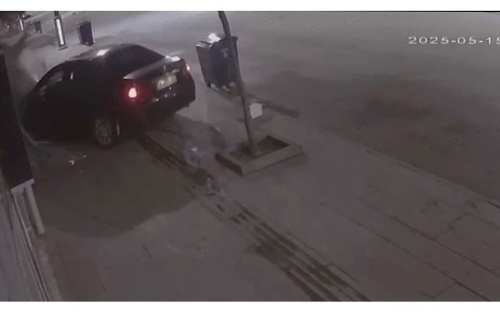 Otomobiliyle iş yerine çarpan sürücü kaçtı