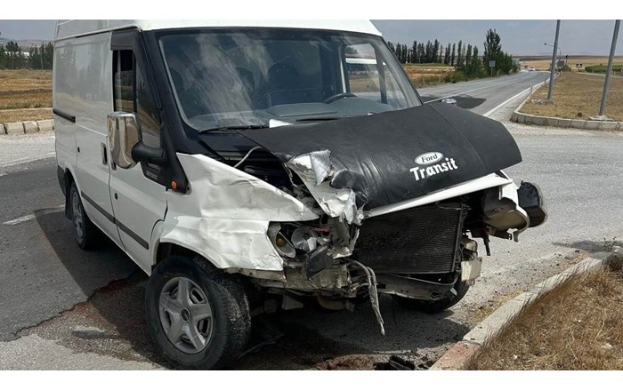 Panelvan ile jeep çarpıştı: 1 yaralı