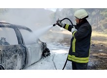 Park halindeki araç, alev alev yandı