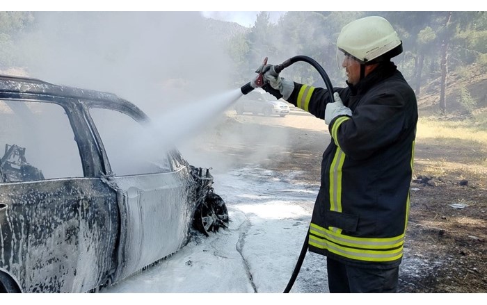 Park halindeki araç, alev alev yandı
