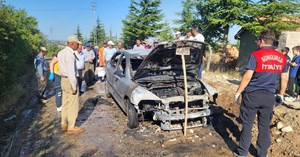 Park halindeki araç alev alev yandı