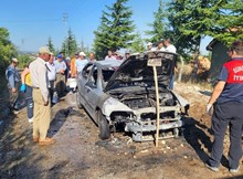 Park halindeki araç alev alev yandı