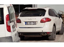 Park halindeki araç kurşunlandı