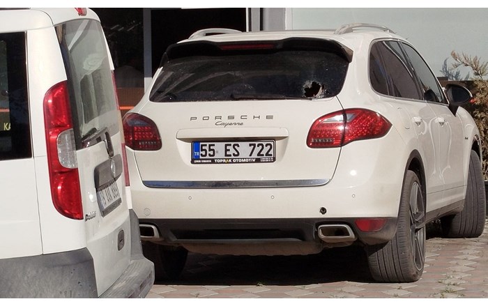 Park halindeki araç kurşunlandı