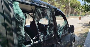 Park halindeki araca sopalı saldırı