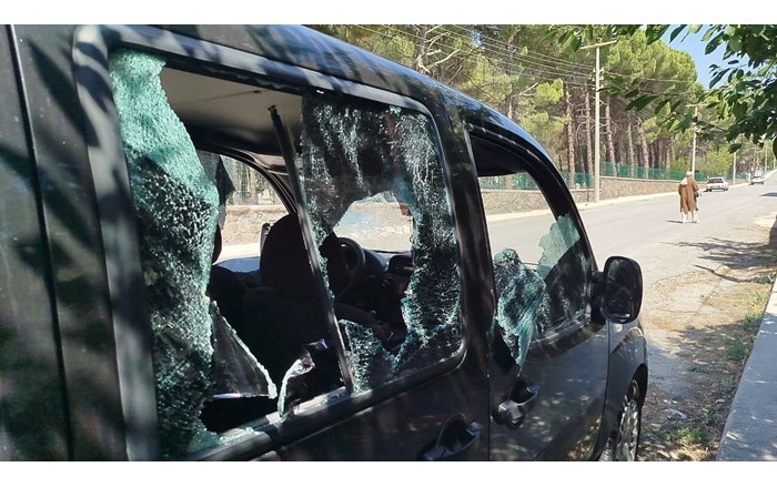 Park halindeki araca sopalı saldırı